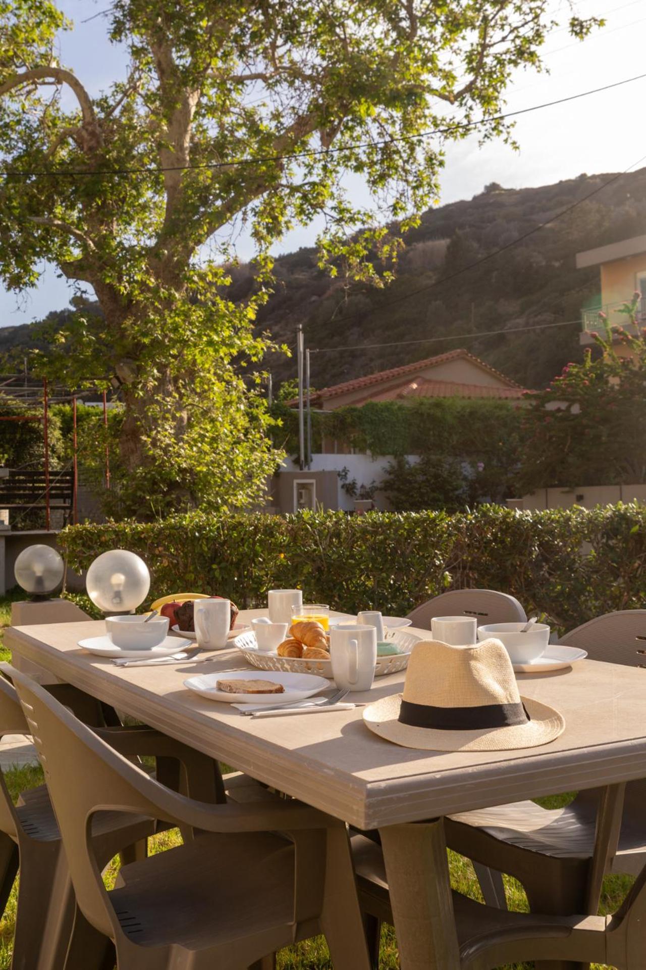 Elio A 1bdr With Garden 1 Min From The By Hospi Appartement Héraklion